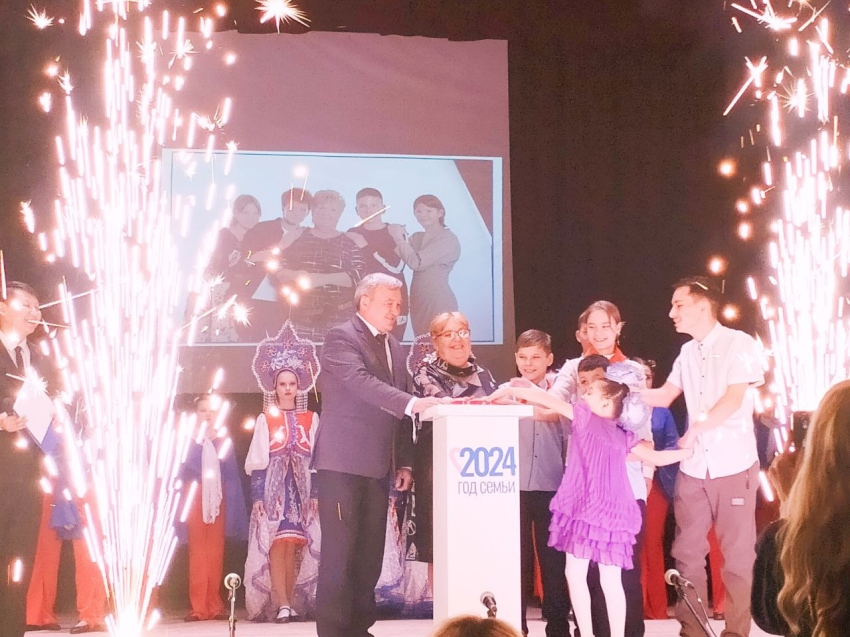 Бойца СВО на открытии Года семьи в Читинском районе зал приветствовал стоя
